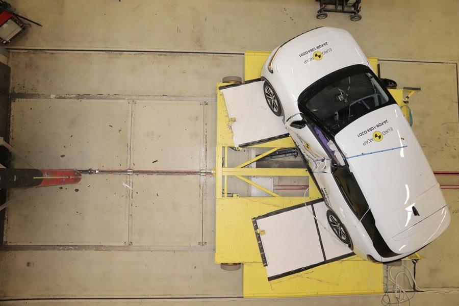 De full-electric Ford Explorer tijdens een zijdelingse impacttest, waarbij nieuwe veiligheidsoplossingen zoals de centrale zijairbag bijdragen aan een maximale score bij Euro NCAP